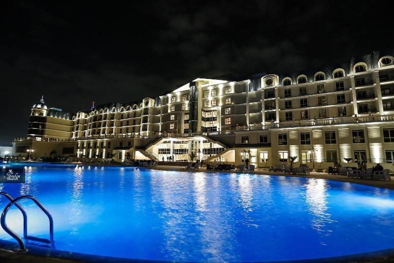 Tolip El Forsan Hotel Исмаилия Экстерьер фото The hotel at night